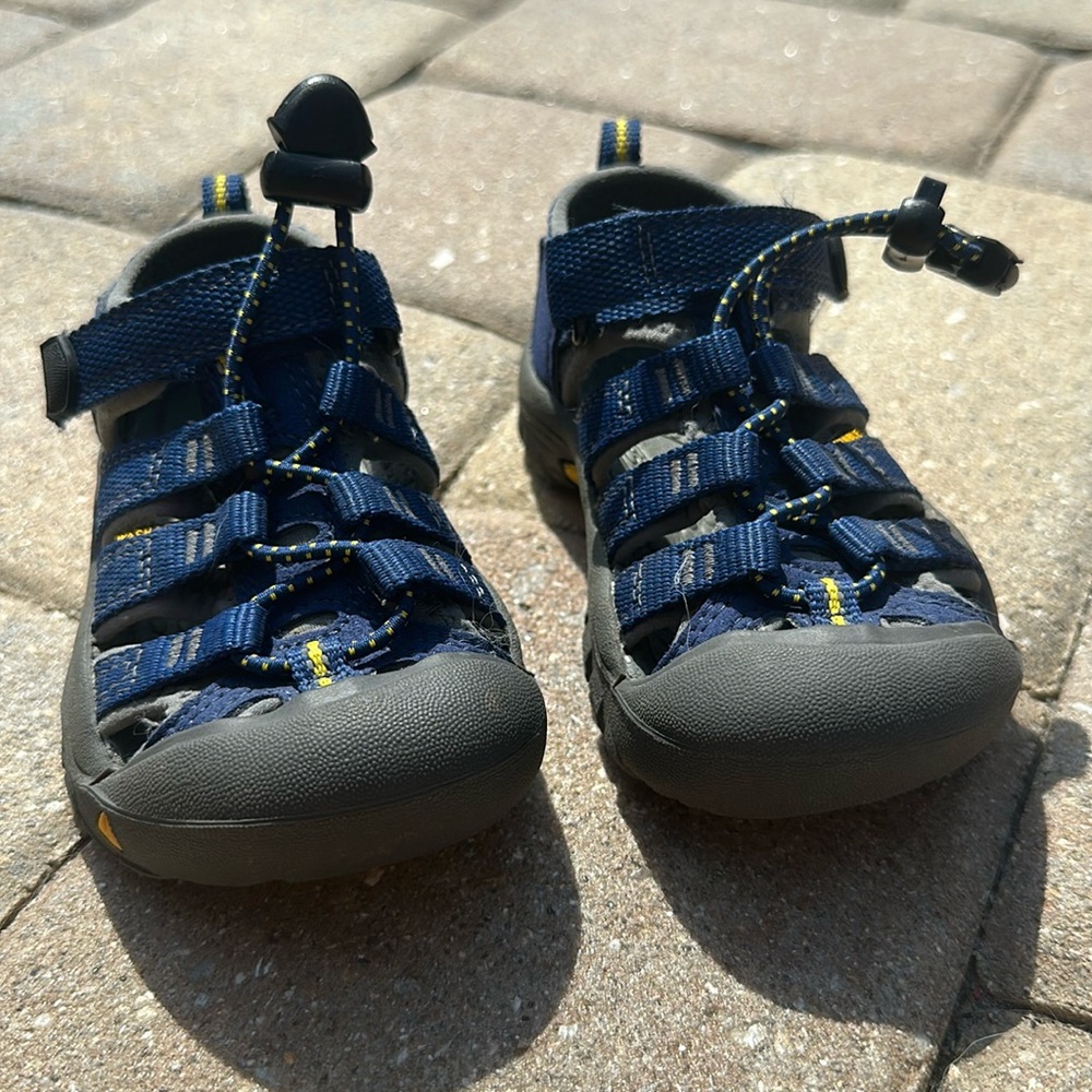 Keen Little Kids/Toddler Water shoe. Size 8. Excellent condition (worn once).